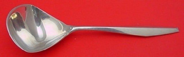 Reed and Barton Diamond Pattern Sterling Silver Gravy Ladle 7 3/4": Reed and Barton Diamond Pattern Sterling Silver Gravy Ladle 7 3/4" This exquisite gravy ladle from Reed and Barton is crafted in sterling silver and features the elegant Diamond pattern. Measuring 7 3