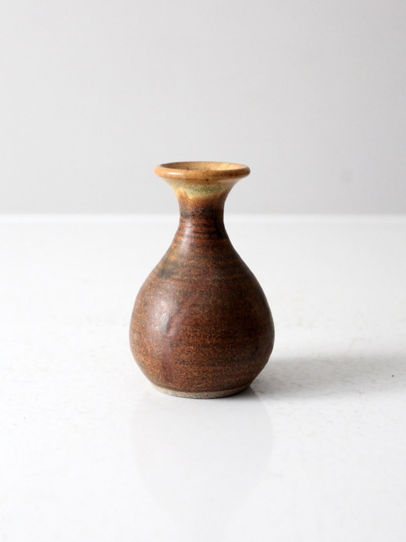 Mid-Century Vintage Studio Pottery Vase Bulbous Design Brown Glaze: Mid-Century Vintage Studio Pottery Vase Bulbous Design Brown Glaze This vintage mid-century studio pottery vase showcases a beautifully handcrafted design with a bulbous body and a tall, slender neck.