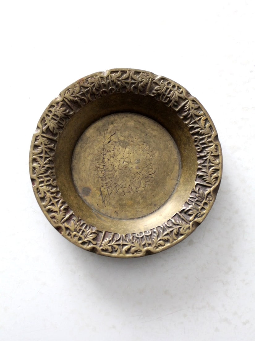Sophisticated Vintage Brass Bowl with Ornamental Trimming: Sophisticated Vintage Brass Bowl with Ornamental Trimming This vintage brass bowl showcases exquisite decorative trimming that enhances its classic design, making it a sophisticated addition to any ho