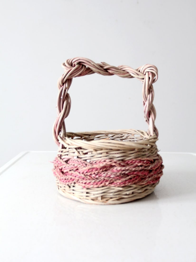 Charming Vintage Pink Wicker Basket with Braided Detailing: Charming Vintage Pink Wicker Basket with Braided Detailing Discover this charming Vintage Pink Wicker Basket, perfect for adding a touch of elegance to your home decor. This beautifully crafted basket