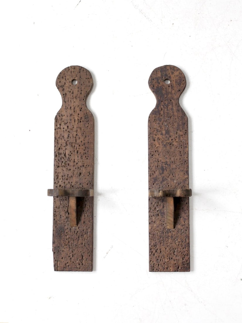 Antique 19th Century Wooden Yarn Swift Brackets Pair: Antique 19th Century Wooden Yarn Swift Brackets Pair This pair of late 19th century wooden yarn swift brackets showcases a charmingly primitive aesthetic, perfect for enhancing farmhouse, early Americ