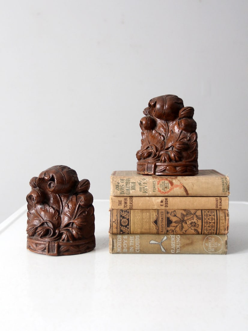 Vintage Syroco Floral Design Bookends Pair Circa 1940: Vintage Syroco Floral Design Bookends Pair Circa 1940 This pair of vintage Syroco style bookends, dating back to circa 1940, features an elegant crested floral design. Made by the Syracuse Ornamental