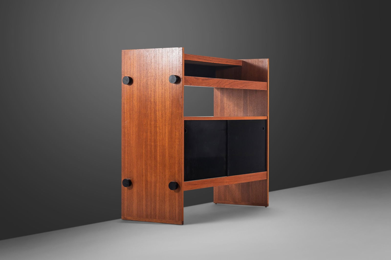 Danish Mid-Century Modern Two-Tone Teak Dry Bar Room Divider 1970s: Danish Mid-Century Modern Two-Tone Teak Dry Bar Room Divider 1970s Discover a stunning Danish Mid-Century Modern dry bar that doubles as a room divider, crafted from exquisite teak wood in the 1970s.