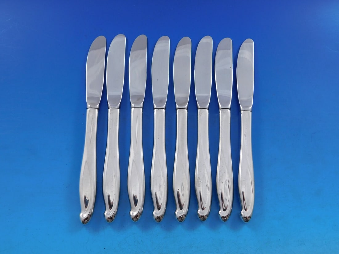Reed & Barton Silver Sculpture Set of 8 Butter Spreaders: Reed & Barton Silver Sculpture Set of 8 Butter Spreaders Introducing a stunning set of 8 butter spreaders from Reed & Barton, crafted in their elegant Silver Sculpture pattern. Each spreader features