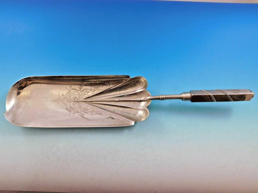 Gorham Hindoo Sterling Silver Crumber 13 1/4 Monogrammed hac: Gorham Hindoo Sterling Silver Crumber 13 1/4 Monogrammed hac Introducing the exquisite Hindoo Crumber by Gorham, crafted from high-quality sterling silver. This stunning piece measures 13 1/4" and fea