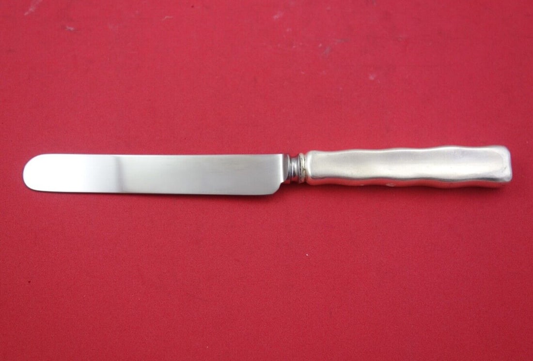 Tiffany & Co. Lap Over Edge Sterling Silver Knife 8.5": Tiffany & Co. Lap Over Edge Sterling Silver Knife 8.5" This exquisite knife from Tiffany & Co. showcases the elegant Lap Over Edge pattern and is crafted from high-quality sterling silver. Measuring 8
