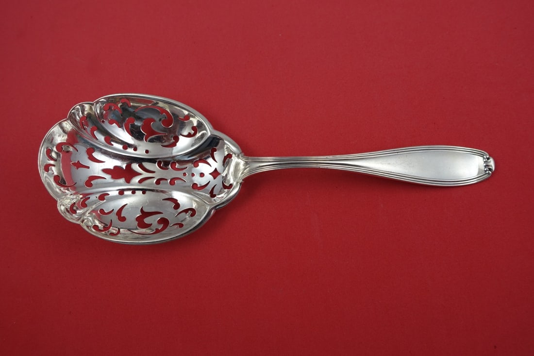 Alvin William Penn Sterling Silver Pierced Pea Spoon 7.75": Alvin William Penn Sterling Silver Pierced Pea Spoon 7.75" This exquisite William Penn pea spoon, crafted by Alvin, features a classic pierced design and is made of high-quality sterling silver. Measu