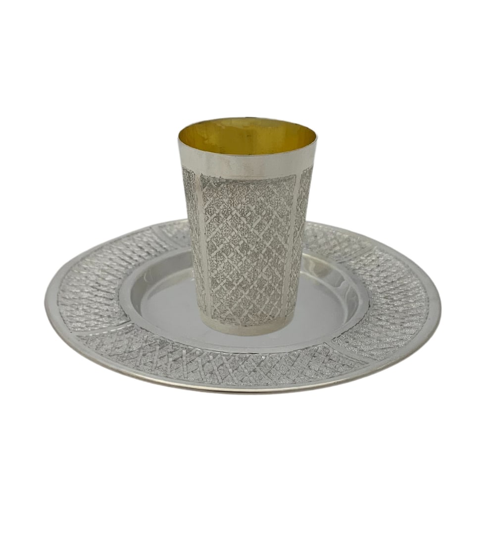 Handmade Modern 925 Sterling Silver Cup and Tray Set: Handmade Modern 925 Sterling Silver Cup and Tray Set Elevate your dining experience with this exquisite handmade modern cup and tray set, crafted from fine 925 sterling silver. The set showcases a stu