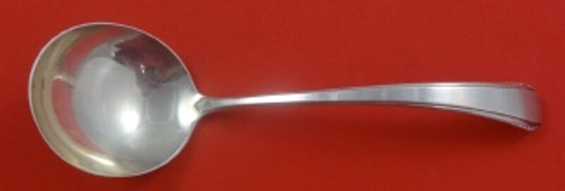 Towle Cascade Sterling Silver Gravy Ladle 6.5 Vintage Serving Piece: Towle Cascade Sterling Silver Gravy Ladle 6.5 Vintage Serving Piece This elegant gravy ladle from the Cascade pattern by Towle is crafted from high-quality sterling silver. Measuring 6 1/2 inches, thi