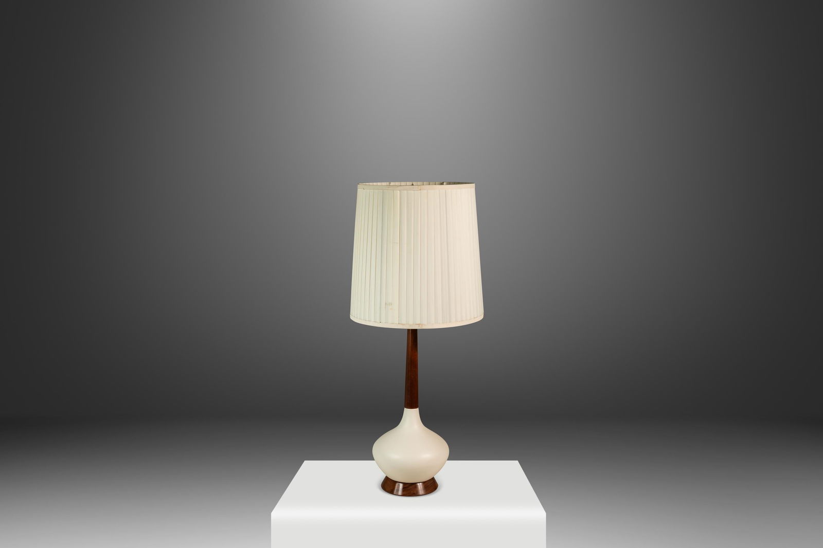 1960s Mid-Century Modern Walnut Porcelain Teardrop Table Lamp: 1960s Mid-Century Modern Walnut Porcelain Teardrop Table Lamp This exquisite Mid-Century Modern table lamp, crafted in the USA during the 1960s, showcases an elongated teardrop design that embodies or