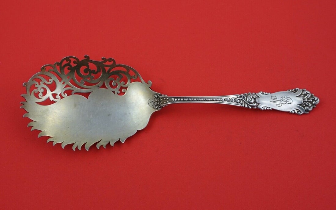 Reed & Barton La Marquise Sterling Silver Oyster Server 10 Inch: Reed & Barton La Marquise Sterling Silver Oyster Server 10 Inch This exquisite La Marquise fried oyster server by Reed and Barton showcases the timeless beauty of sterling silver. Measuring 10 inches,