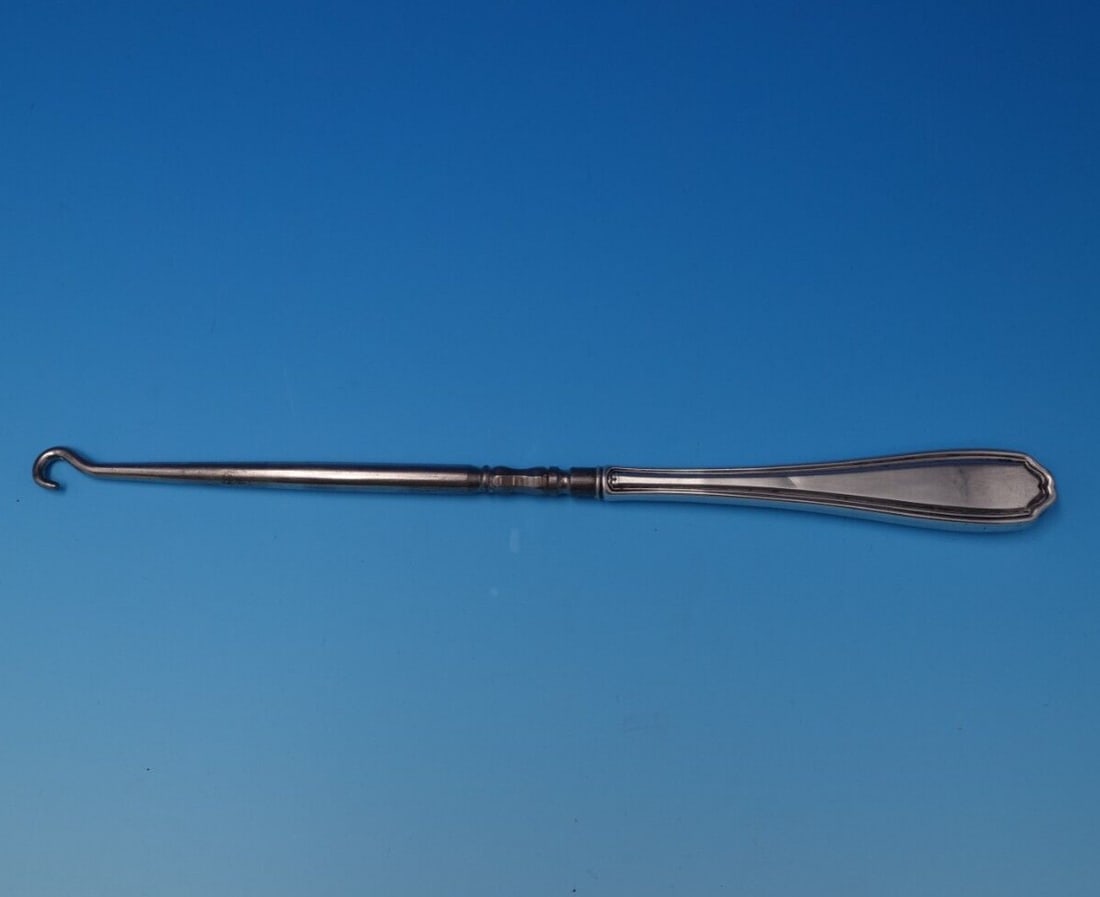 Reed and Barton Hepplewhite Sterling Silver Boot Hook 9.25": Reed and Barton Hepplewhite Sterling Silver Boot Hook 9.25" This exquisite Hepplewhite boot hook by Reed and Barton showcases the elegance of sterling silver craftsmanship. Measuring 9 1/4" in length,