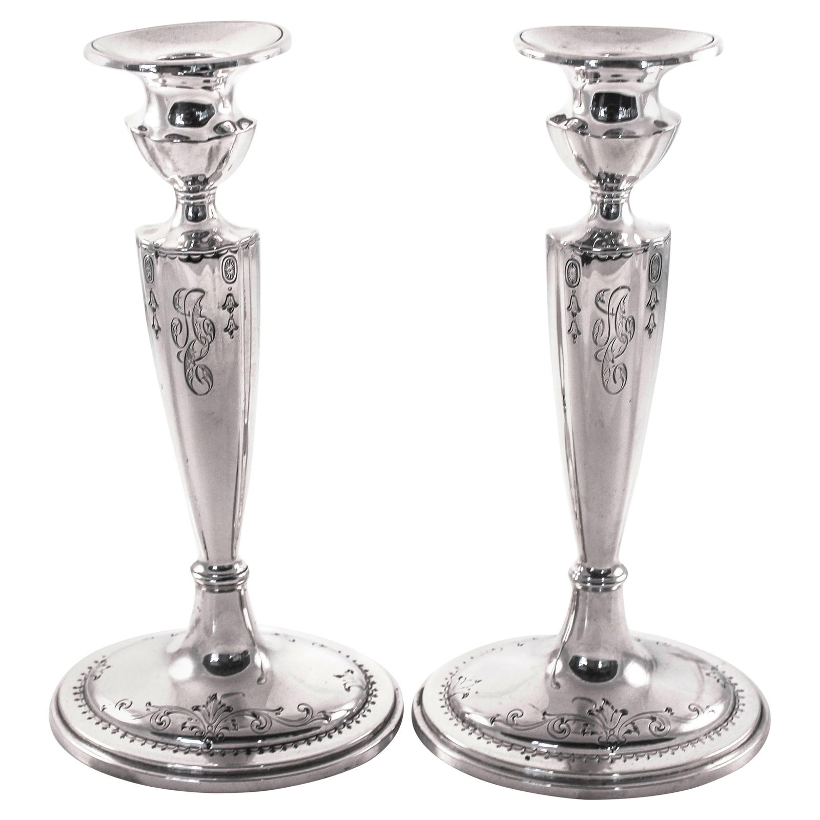 Gorham 1915 Sterling Silver Candlesticks Set of 2: Gorham 1915 Sterling Silver Candlesticks Set of 2 This exquisite set of two Sterling Silver candlesticks, crafted by Gorham Silver Co. in 1915, showcases a stunning blend of artistry and elegance. Sta