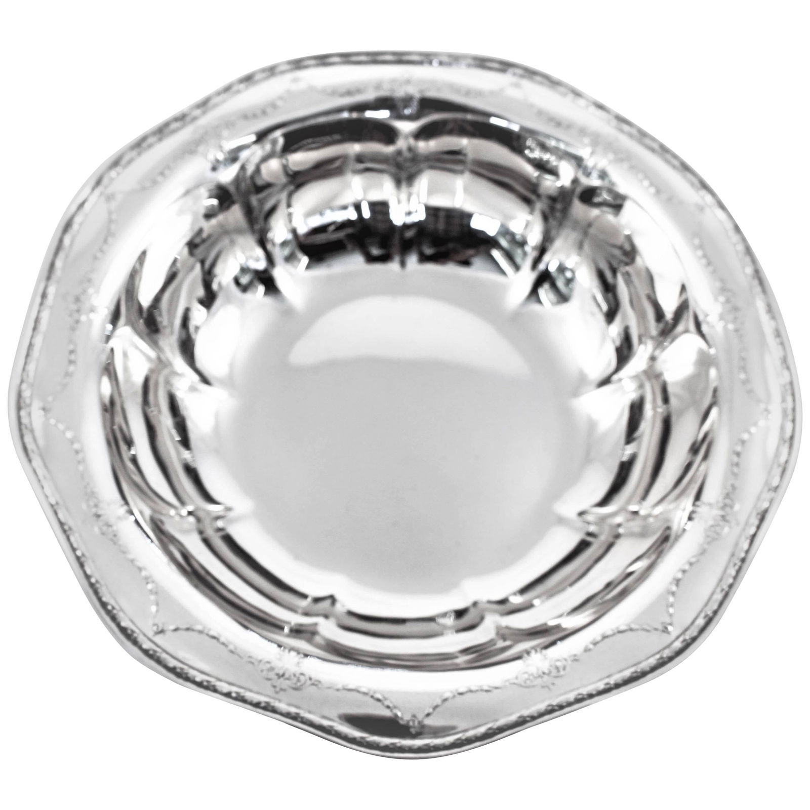 Reed and Barton Sterling Silver Bowl 1944 with Scalloped Rim: Reed and Barton Sterling Silver Bowl 1944 with Scalloped Rim This exquisite bowl from Reed and Barton showcases a timeless design, making it a perfect addition to any decor. Crafted from sterling silv