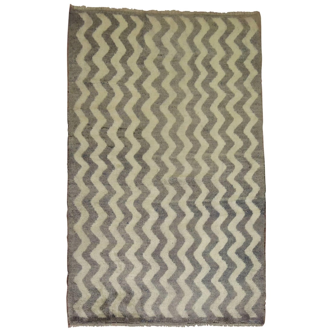 Turkish Tulu Hand-Knotted Wool Rug Gray Ivory Chevron 54 x 82: Turkish Tulu Hand-Knotted Wool Rug Gray Ivory Chevron 54 x 82 Enhance your living space with this stunning Tulu Shag Rug, featuring a sophisticated grey and ivory chevron design. This exquisite piece
