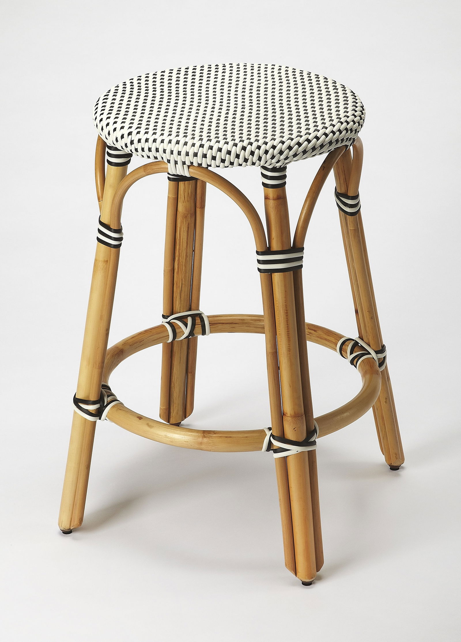 Butler Tobias Black and White Rattan Counter Stool for Indoor Outdoor: Butler Tobias Black and White Rattan Counter Stool for Indoor Outdoor Introducing the Mediterranean Style Black and White Counter Stool, a perfect blend of functionality and coastal aesthetic. This st
