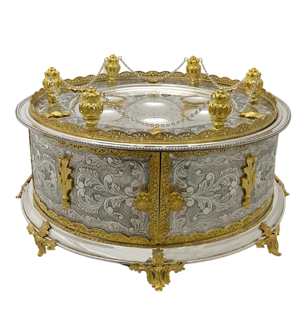 Handmade 925 Sterling Silver Passover Seder Plate with Leaf Applique: Handmade 925 Sterling Silver Passover Seder Plate with Leaf Applique This exquisite Passover Seder Plate is crafted from fine 925 sterling silver, showcasing a beautiful handmade chased swirl leaf app