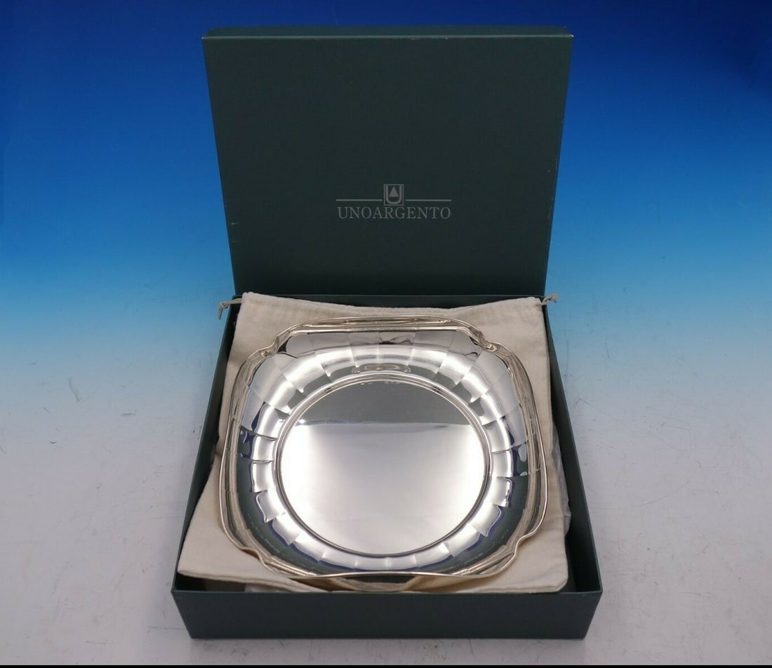 Uno Argento Sterling Silver Oyster Dish 9.5 Inches New in Box: Uno Argento Sterling Silver Oyster Dish 9.5 Inches New in Box Discover the elegance of this Uno Argento Sterling Silver Oyster Dish, crafted in Italy. This exquisite dish, marked by Uno Argento, featu