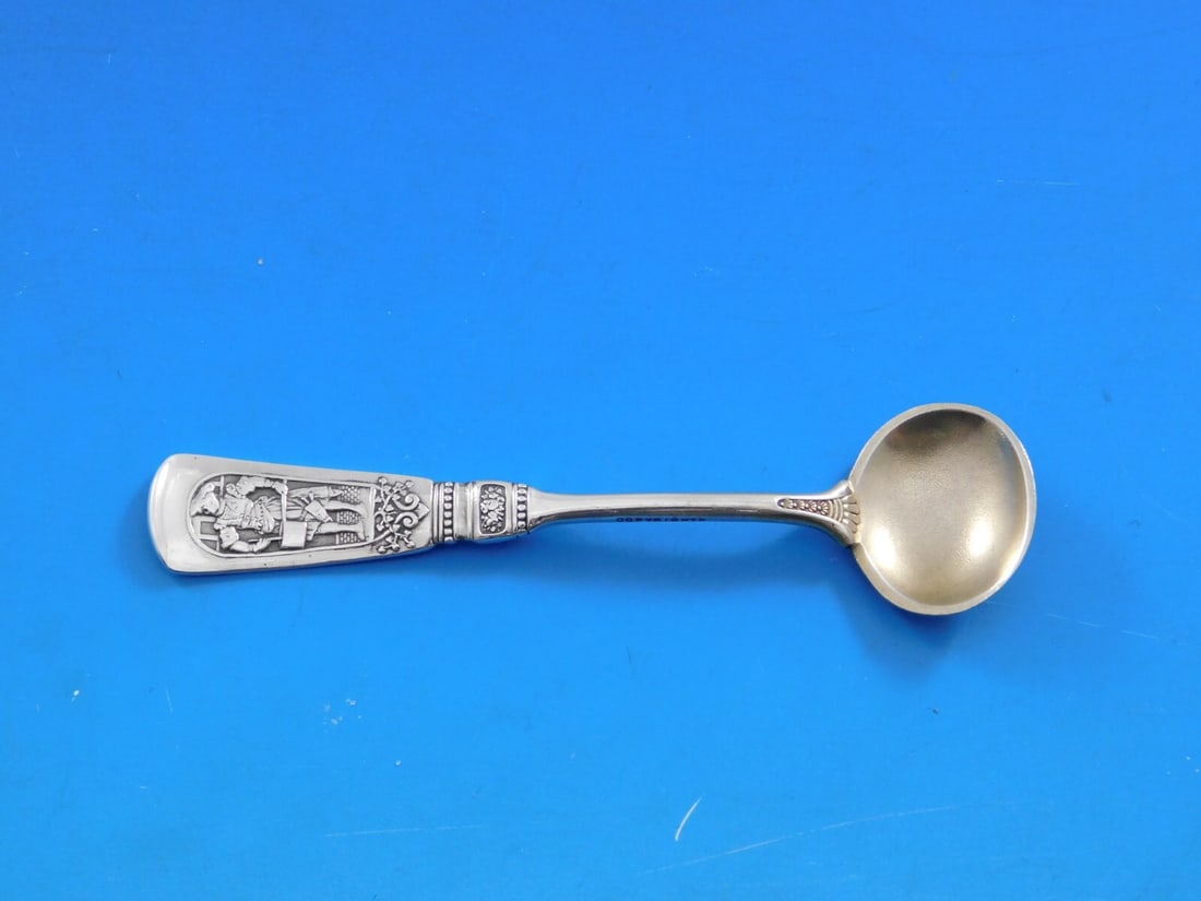 Gorham Fontainebleau Sterling Silver Gold Wash Salt Spoon 3.5" Master: Gorham Fontainebleau Sterling Silver Gold Wash Salt Spoon 3.5" Master This exquisite salt spoon is part of the Fontainebleau pattern by Gorham, crafted from high-quality sterling silver. Measuring 3 1