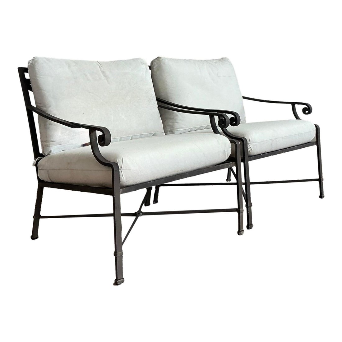 Brown Jordan Venetian Lounge Chairs Pair Vintage Cast Aluminum: Brown Jordan Venetian Lounge Chairs Pair Vintage Cast Aluminum Elevate your outdoor or indoor space with this exquisite pair of "Venetian" lounge chairs by Brown Jordan. Renowned for their luxurious d