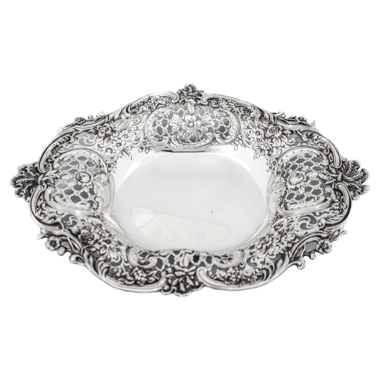 Tiffany & Co Sterling Silver Centerpiece 1890s Fluted Design: Tiffany & Co Sterling Silver Centerpiece 1890s Fluted Design This exquisite sterling silver centerpiece by Tiffany & Company dates back to the late nineteenth century, specifically circa 1890. It show