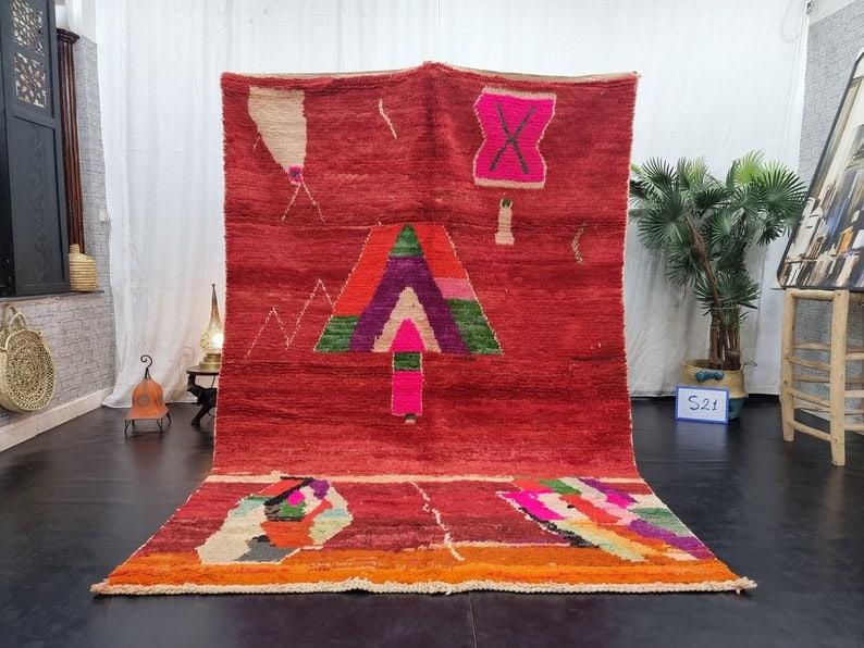 Handwoven Moroccan Rug 8 x 5 Feet 100% Sheep Wool: Handwoven Moroccan Rug 8 x 5 Feet 100% Sheep Wool Discover the charm of this Elegant Authentic Rug, meticulously handwoven by local Berber women weavers in the Atlas Mountains. Crafted using tradition