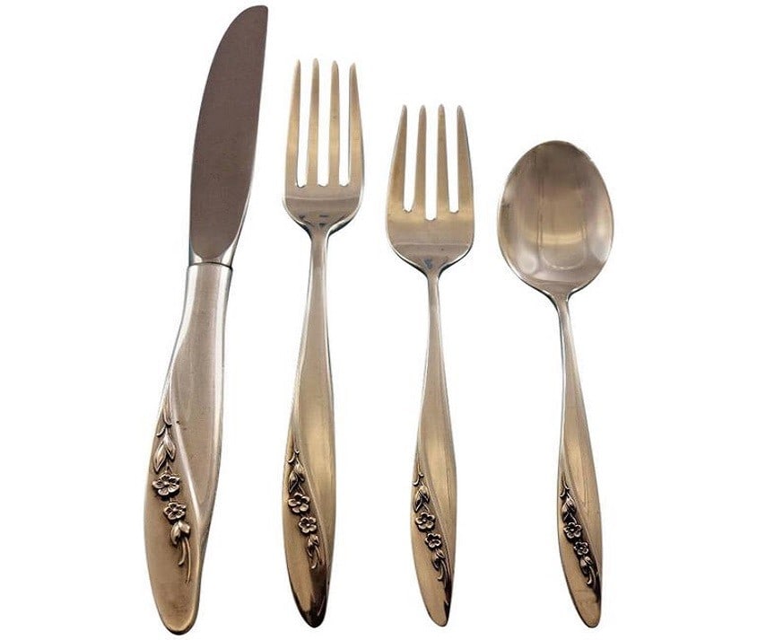 Gorham Blithe Spirit Sterling Silver Flatware Set for 8 40 Pieces with Storage Chest: Gorham Blithe Spirit Sterling Silver Flatware Set for 8 40 Pieces with Storage Chest Introducing the Blithe Spirit Sterling Silver Flatware Set by Gorham, a stunning collection for up to 8 guests that
