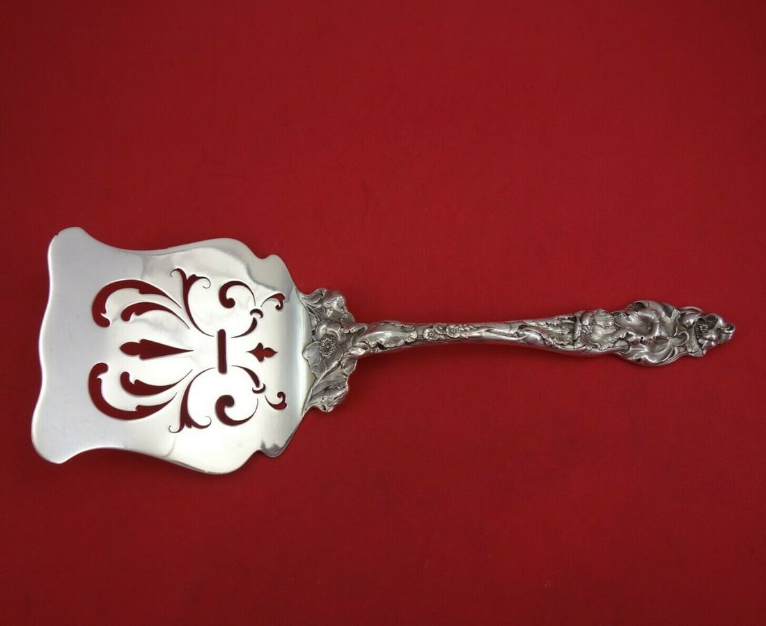 Reed and Barton Les Six Fleurs Sterling Silver 11 Inch Serving Piece: Reed and Barton Les Six Fleurs Sterling Silver 11 Inch Serving Piece Introducing the Les Six Fleurs Waffle Serving Piece by Reed and Barton, crafted from high-quality sterling silver. This exquisite s