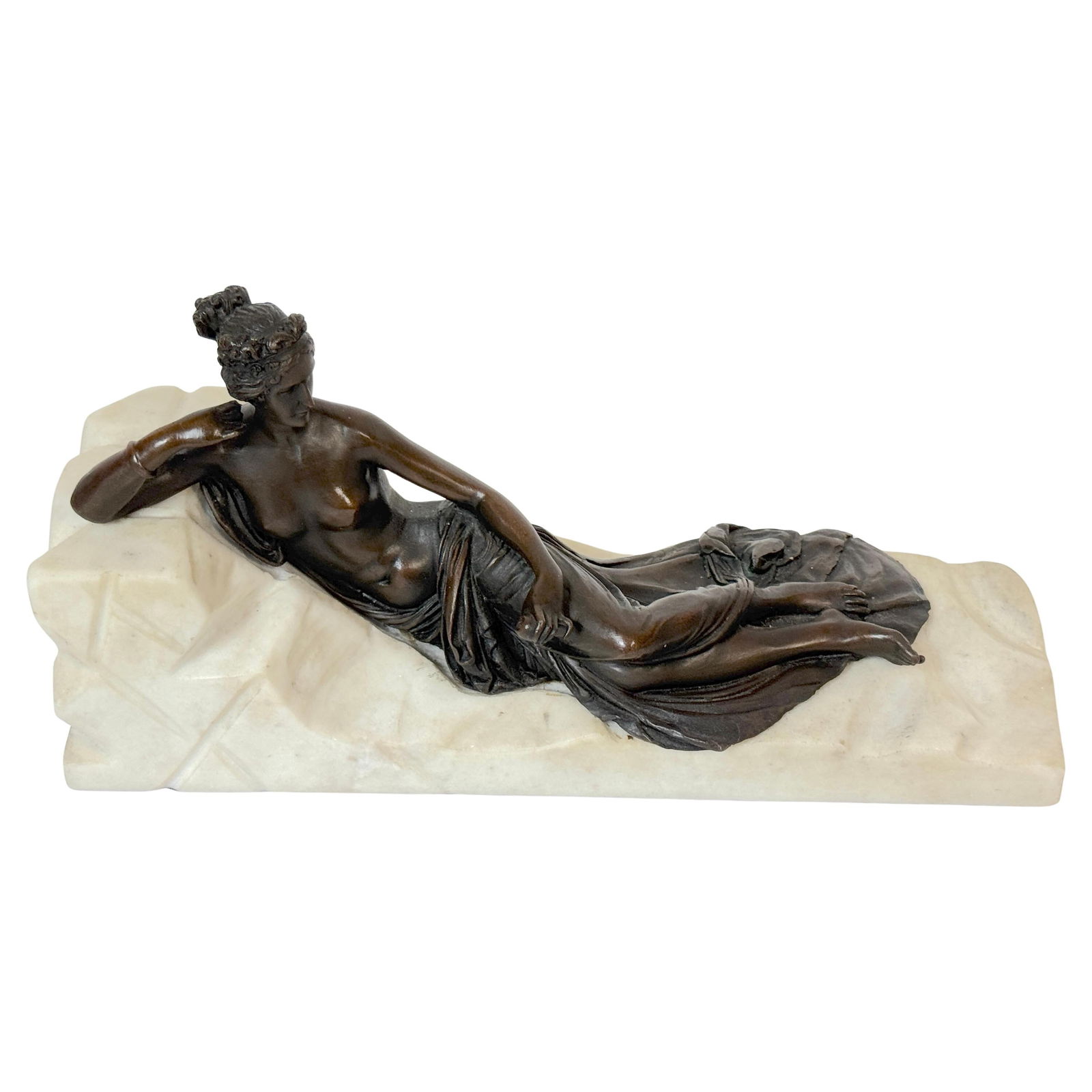 Neoclassical Bronze and Marble Venus Sculpture After Canova: Neoclassical Bronze and Marble Venus Sculpture After Canova This exquisite sculpture features a reclining Venus gracefully holding a pomegranate, inspired by the works of Antonio Canova. Crafted in th