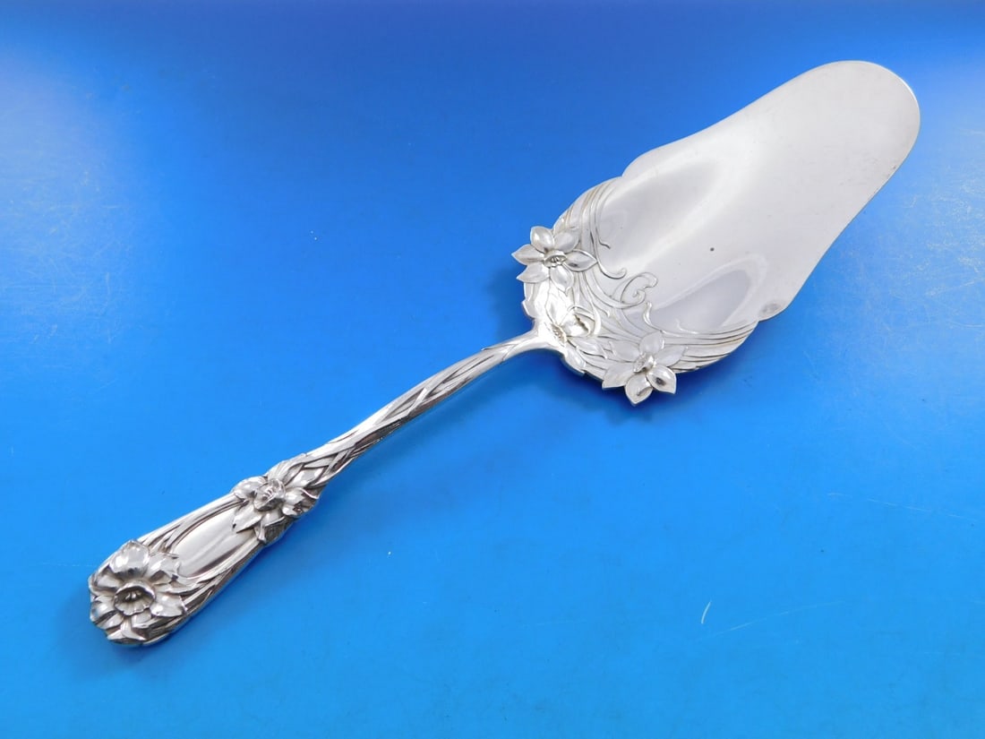 Durgin New Art Sterling Silver Jelly Cake Server 8 1/4" Narcissus Design: Durgin New Art Sterling Silver Jelly Cake Server 8 1/4" Narcissus Design Presenting a masterfully crafted jelly cake server from Durgin's New Art collection, showcasing a stunning floral design featur