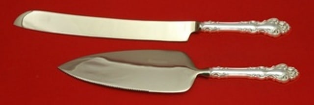 Reed and Barton Spanish Baroque Sterling Silver Wedding Cake Set 2pc: Reed and Barton Spanish Baroque Sterling Silver Wedding Cake Set 2pc Experience the elegance of the Spanish Baroque pattern with this exquisite two-piece wedding cake set by Reed and Barton. Crafted f