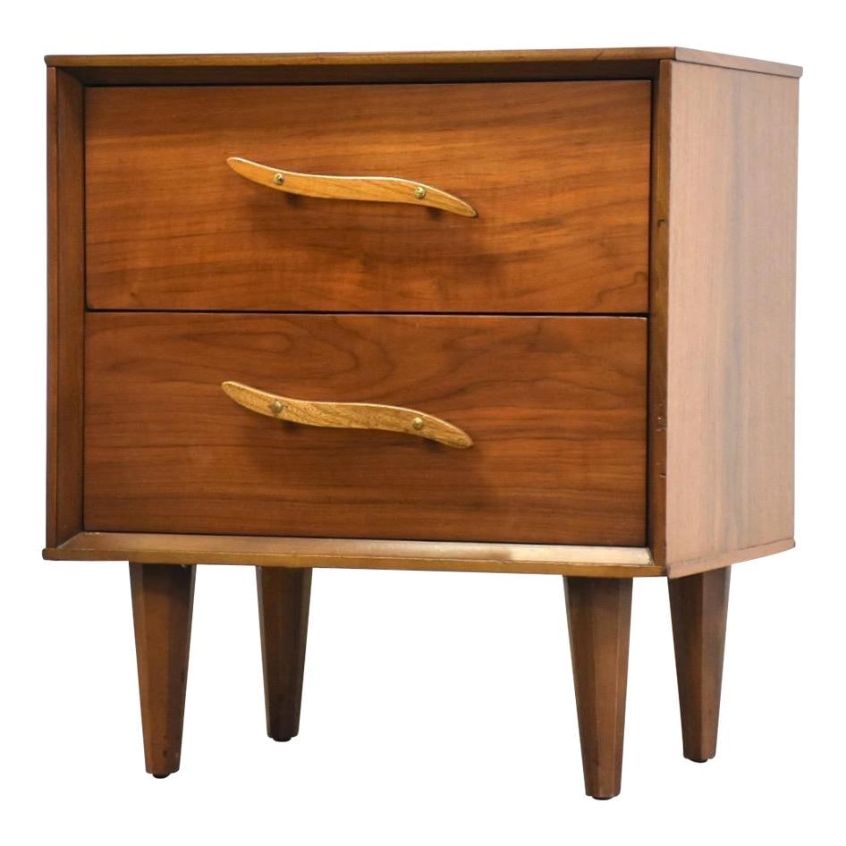 1960s Unagusta Walnut Mid Century Modern Nightstand with Sculpted Drawer Pulls: 1960s Unagusta Walnut Mid Century Modern Nightstand with Sculpted Drawer Pulls This stunning mid-century modern nightstand features a beautiful walnut finish, showcasing two spacious drawers with eleg