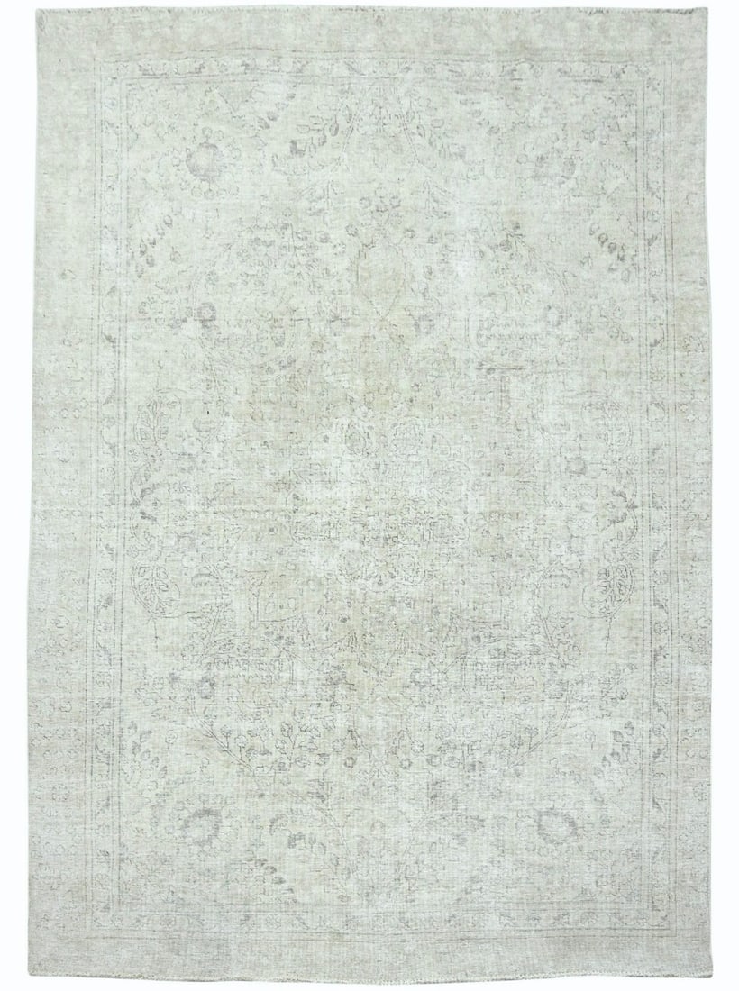 Vintage Hand-Knotted Wool Oriental Rug 7'6 x 10'8 Floral Design: Vintage Hand-Knotted Wool Oriental Rug 7'6 x 10'8 Floral Design Enhance your living space with this exquisite Antique Distressed Vintage Oriental Rug. Measuring 7'6" x 10'8", this hand-knotted wool ca