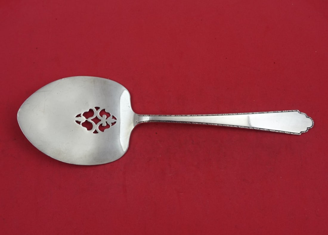 Lunt Sterling Silver William and Mary 9 1/8" Waffle Server: Lunt Sterling Silver William and Mary 9 1/8" Waffle Server This exquisite William and Mary Waffle Server by Lunt is a stunning addition to any serving collection. Crafted from high-quality sterling si