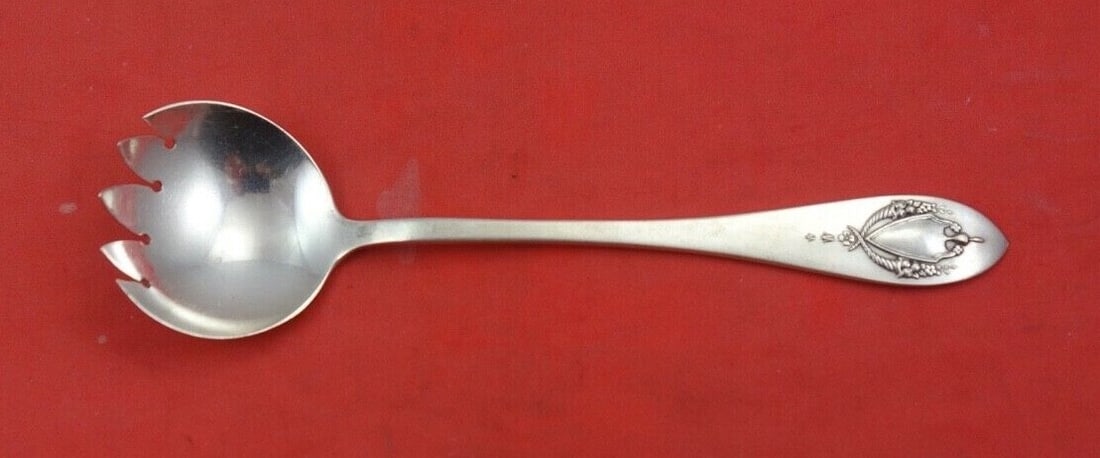 Rare Lunt Sterling Silver Mount Vernon Terrapin Fork 5 Inch: Rare Lunt Sterling Silver Mount Vernon Terrapin Fork 5 Inch Introducing the rare Mount Vernon Terrapin Fork by Lunt, crafted in high-quality sterling silver. This exquisite piece features the elegant