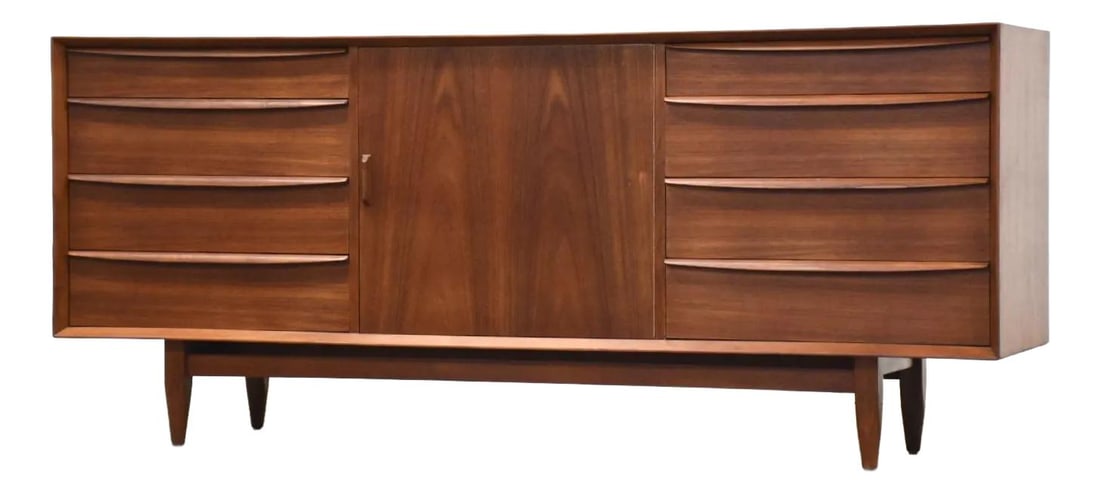 Mid-Century Modern Teak Sideboard Credenza by Falster 1950s: Mid-Century Modern Teak Sideboard Credenza by Falster 1950s This stunning mid-century modern teak sideboard credenza, produced by Falster, features twelve dovetail drawers, offering both style and amp