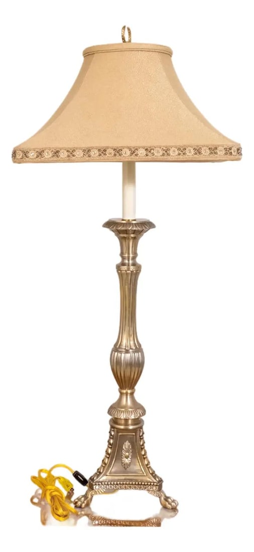 Frederick Cooper 1990s Brass Table Lamp with Glass Beaded Shade: Frederick Cooper 1990s Brass Table Lamp with Glass Beaded Shade This exquisite 1990s Frederick Cooper 2 Light Table Lamp features a stunning brass construction enhanced by elegant ball and claw feet.