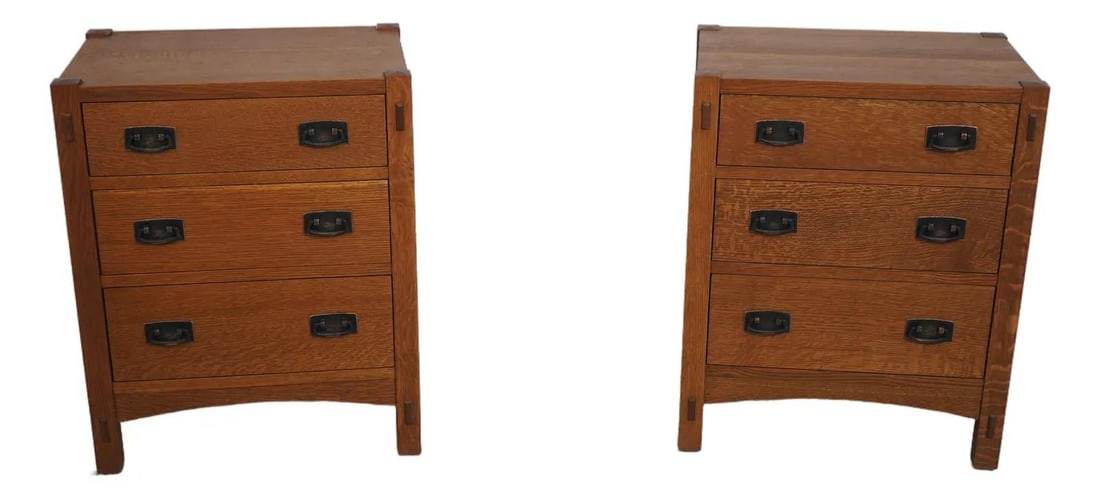 Stickley Mission Oak 3 Drawer Nightstands Arts & Crafts Style: Stickley Mission Oak 3 Drawer Nightstands Arts & Crafts Style This elegant pair of Stickley Mission Oak nightstands embodies the timeless Arts & Crafts style, crafted around 1998. Each nightstand feat
