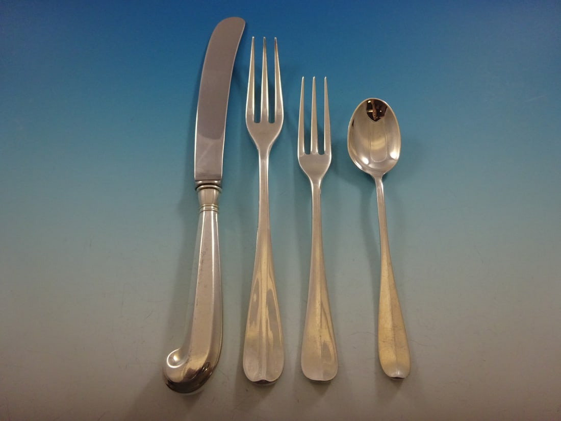 Stieff Queen Anne Williamsburg Sterling Silver Flatware Set 36 Pieces: Stieff Queen Anne Williamsburg Sterling Silver Flatware Set 36 Pieces This exquisite Queen Anne Williamsburg flatware set by Stieff is crafted from high-quality sterling silver, showcasing a classic a