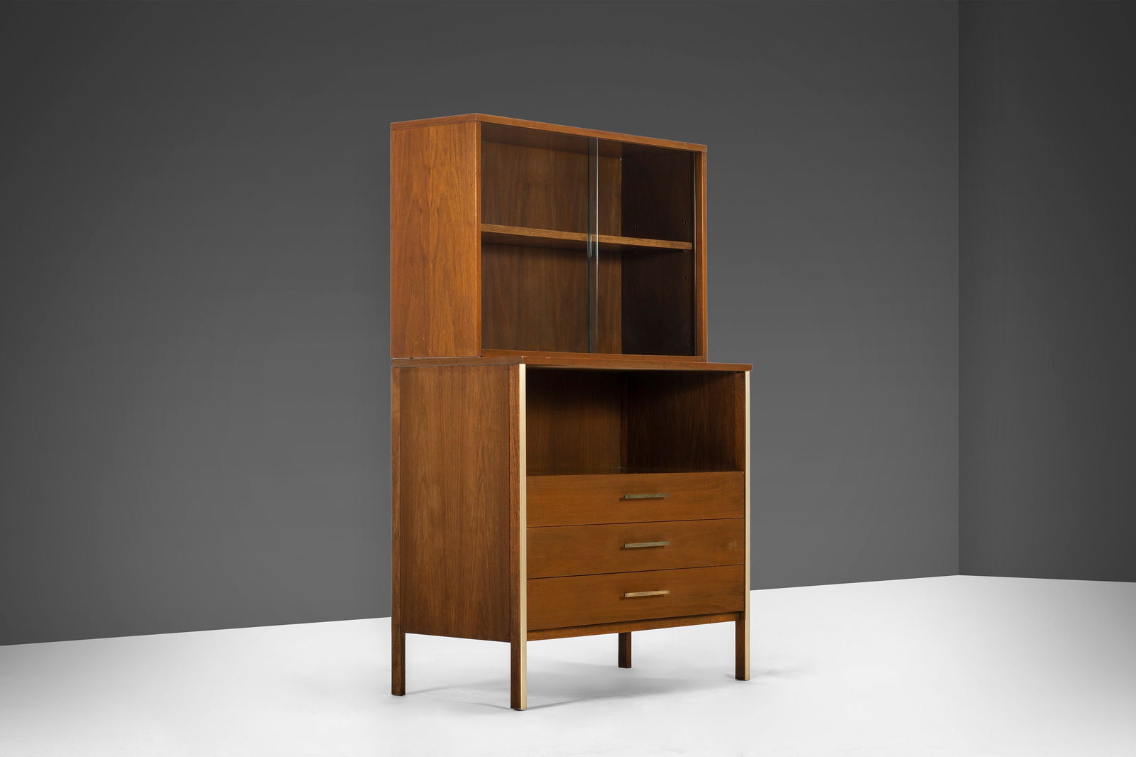Mid-Century Chest of Drawers by Paul McCobb for Calvin Furniture: Mid-Century Chest of Drawers by Paul McCobb for Calvin Furniture This Mid-Century Linear Group Chest of Drawers, designed by Paul McCobb for Calvin Furniture in the 1960s, showcases a stunning blend o