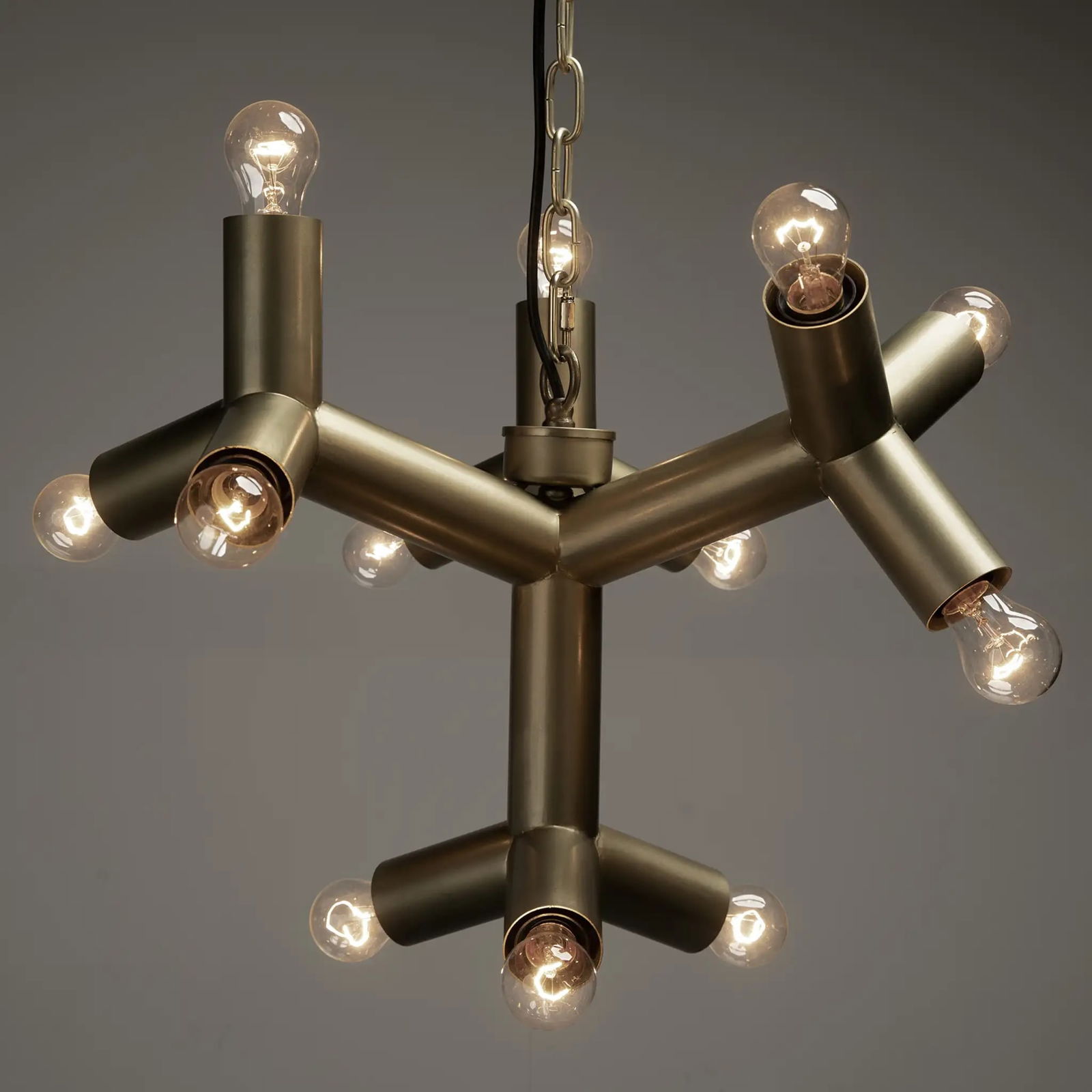 Noir Snow Flake Mid-Century Modern Chandelier in Brass: Noir Snow Flake Mid-Century Modern Chandelier in Brass Illuminate your space with the Elegant Brass Snow Flake Chandelier, a stunning piece inspired by vintage design. This mid-century modern chandeli
