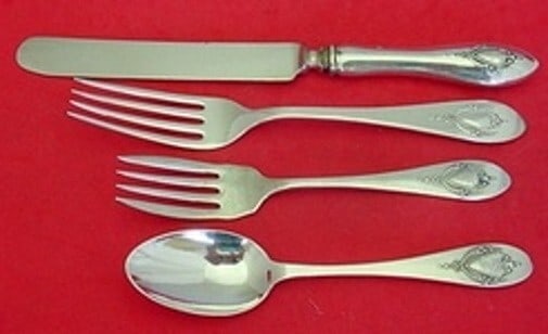 Lunt Mount Vernon Sterling Silver 4-Piece Dinner Place Setting: Lunt Mount Vernon Sterling Silver 4-Piece Dinner Place Setting Enhance your dining experience with this elegant Mount Vernon by Lunt Sterling Silver Dinner Size Place Setting. This exquisite 4-piece p