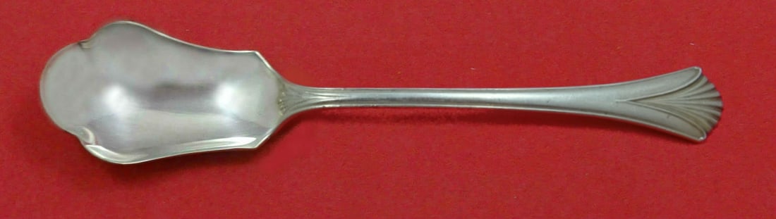 Lunt Regency Shell Sterling Silver Relish Scoop Custom 5 3/4 in: Lunt Regency Shell Sterling Silver Relish Scoop Custom 5 3/4 in This exquisite relish scoop features the Regency Shell pattern by Lunt, crafted from high-quality sterling silver. Measuring 5 3/4 inche