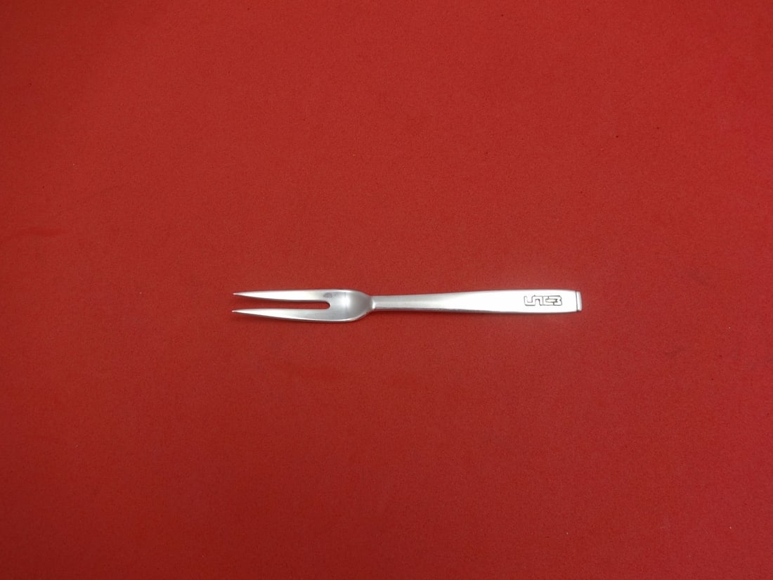 Porter Blanchard Oslo Sterling Silver Pickle Fork Monogram Mjs 5": Porter Blanchard Oslo Sterling Silver Pickle Fork Monogram Mjs 5" This exquisite serving fork is part of the Oslo pattern by Porter Blanchard, crafted from high-quality sterling silver. The fork featu