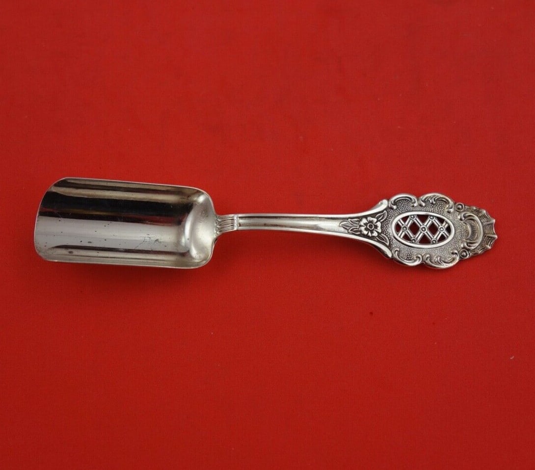 Italian 800 Silver Tea Caddy Scoop with Pierced Handle 4 7/8 inches: Italian 800 Silver Tea Caddy Scoop with Pierced Handle 4 7/8 inches This exquisite 800 silver tea caddy scoop showcases the elegance of Italian silver craftsmanship. Designed with a beautifully pierce