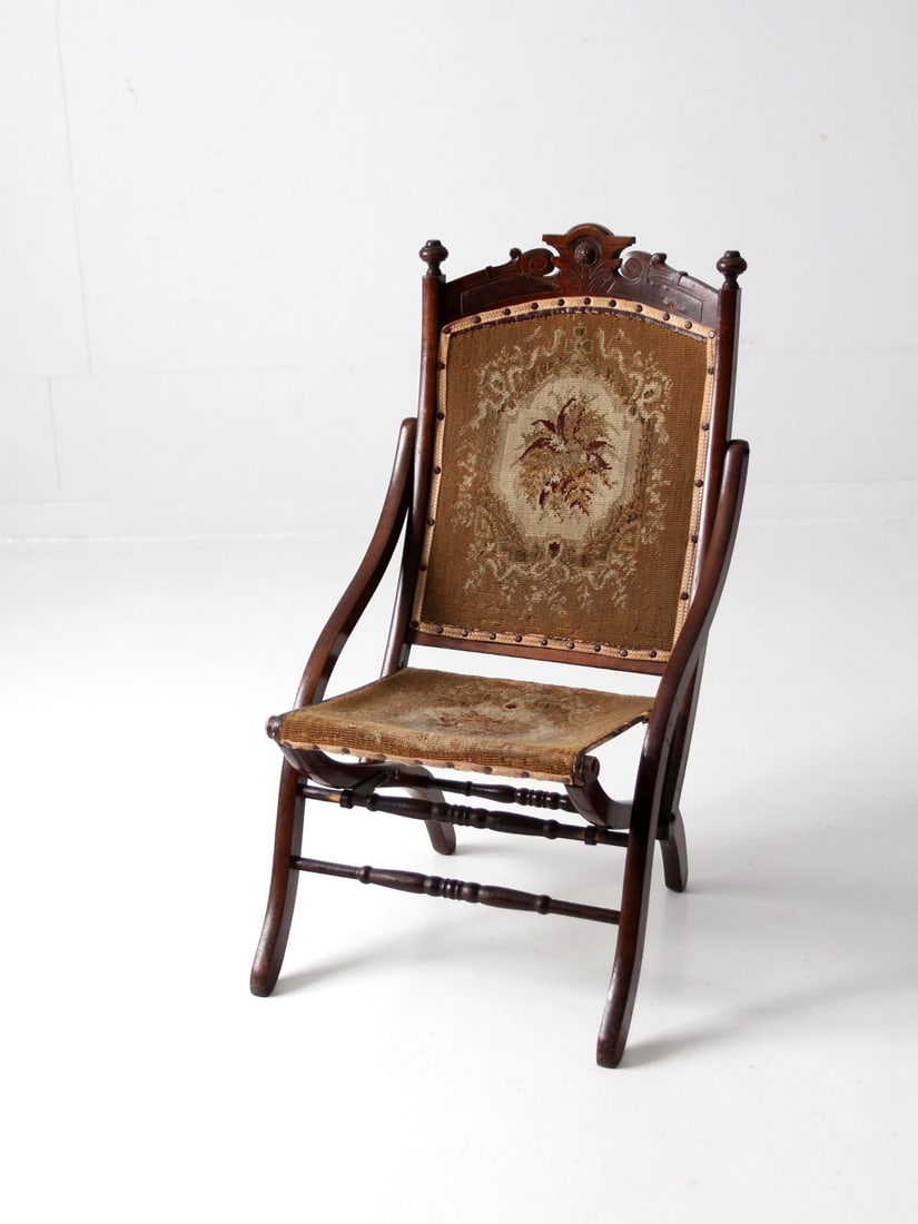 Antique Eastlake Victorian Folding Chair with Tapestry Seat: Antique Eastlake Victorian Folding Chair with Tapestry Seat This exquisite Eastlake style Victorian folding chair, dating back to the mid-late 19th century, showcases a unique combination of craftsman