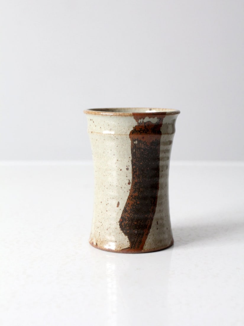 Handmade Vintage Studio Pottery Vase with Speckled Glaze: Handmade Vintage Studio Pottery Vase with Speckled Glaze This vintage studio pottery vase showcases the artistry of handmade craftsmanship. Featuring a unique wheel-turned design, it is adorned with a
