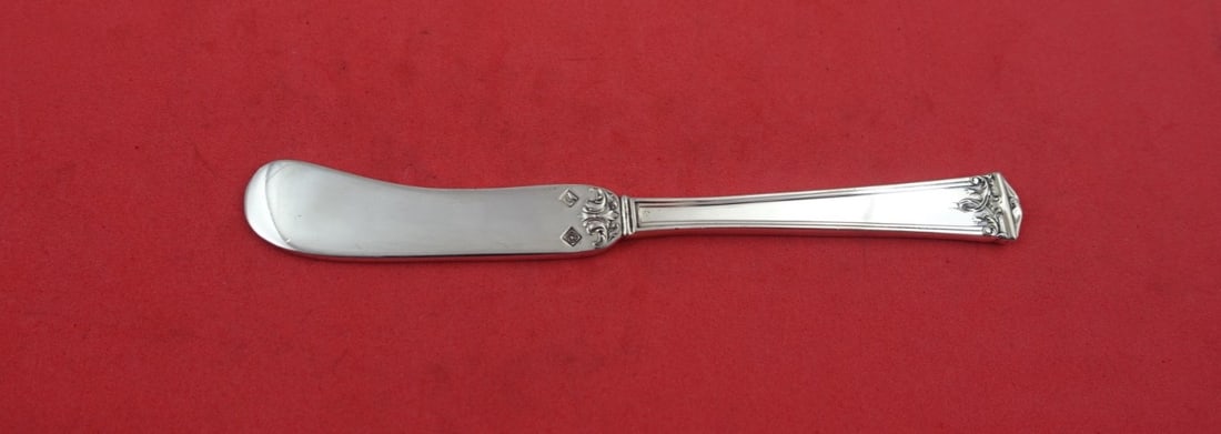 Tuttle Trianon Sterling Silver Butter Spreader 5 5/8 inch: Tuttle Trianon Sterling Silver Butter Spreader 5 5/8 inch Introducing the Trianon Butter Spreader by Tuttle, a delightful addition to your flatware collection. This knife, made of high-quality sterlin