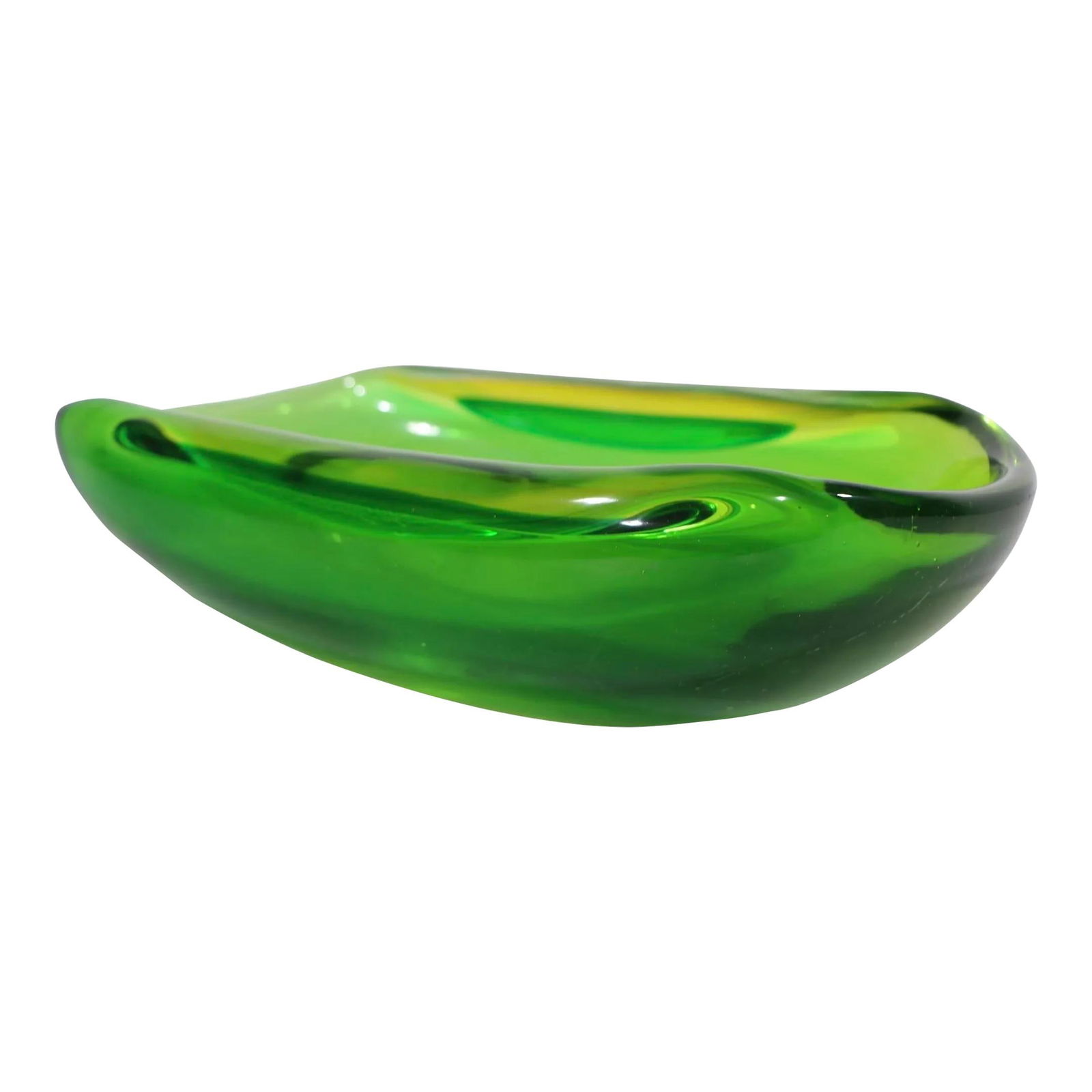 Large Murano Glass Bowl in Seguso Style 1950s-70s: Large Murano Glass Bowl in Seguso Style 1950s-70s This exquisite large Murano glass bowl, reminiscent of the Seguso style, showcases the renowned sommerso technique. Crafted in the mid-20th century, t