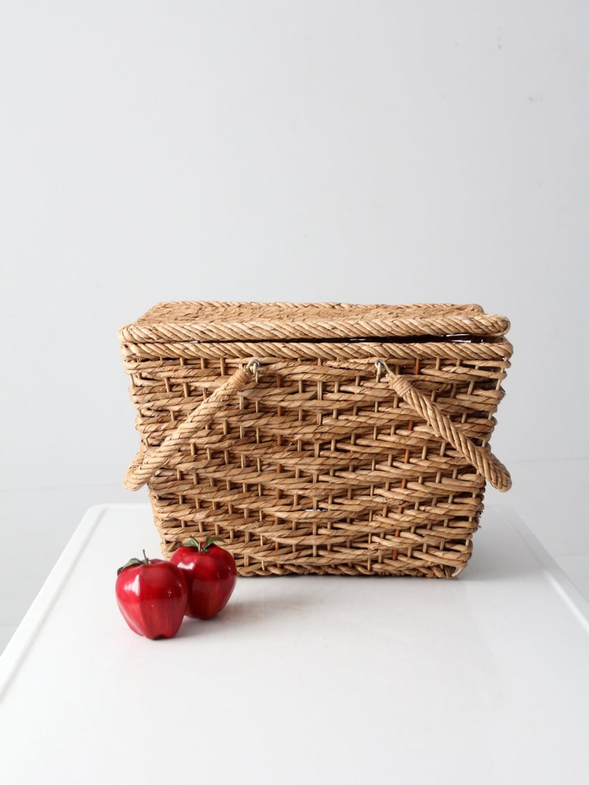 Vintage Woven Sisal Picnic Basket with Hinged Lid and Handles: Vintage Woven Sisal Picnic Basket with Hinged Lid and Handles This vintage woven picnic basket is crafted from twisted sisal, featuring a hinged lid to securely store your goodies. It is designed with